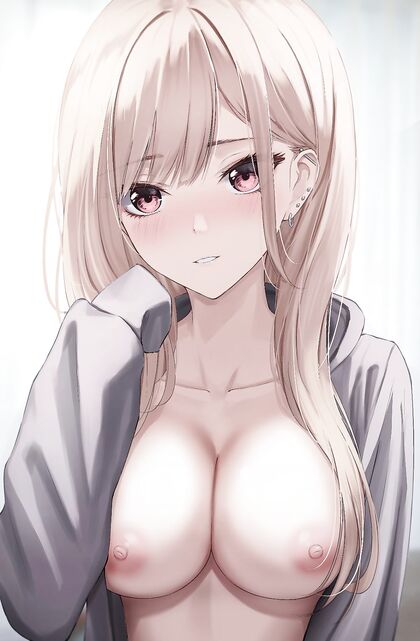 Busty babe Marinnnn shows off hhhuuge titties in XXX-rated pic!