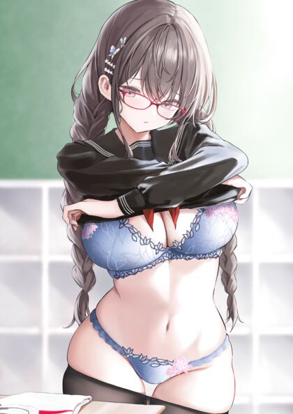 Ditching Her Dudz for Some Hanky-Pinkyd Stuff - XXX Pic of Chick Shedding Uniform!