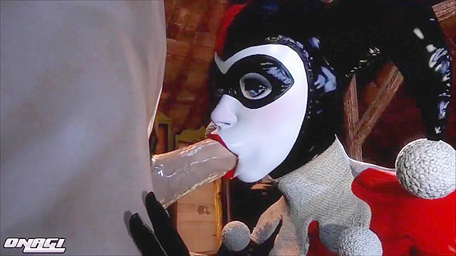 Classic Harley Quinn bobbing on his knob during oral sex