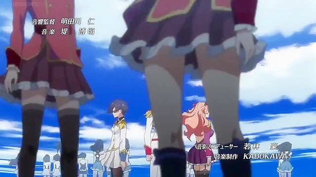 Sexy lesbian babe gets served drinks while in the bathtub before sexy fighting