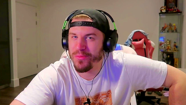 Strange Alien Seduces for Intense Hentai Fap CEO Session