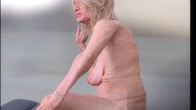 Hentai MILF Rides Dick Under Mistletoe In 3D Granny Christmas Orgy Compilatiion