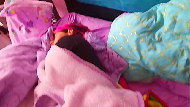 Fingering my big booty roommate, I fucked her (part 1)