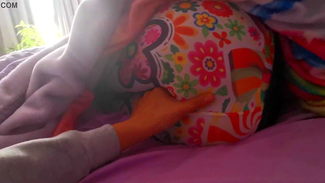 Fingering my big booty roommate, I fucked her (part 1)